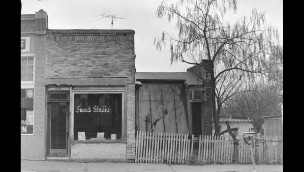 The Smuck Building, now known as the Howell County News office, photographed in the 1950s. The side yard served no civic purpose in all the years the Smucks lived there, or while it was a rental apartment, or after the Mendez family bought it. As of 2025, it is a pocket playground, open dawn to dusk seven days a week. photo from the collection of Lou Wehmer
